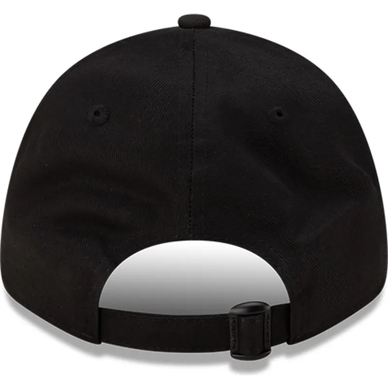 svart-bojd-justerbar-keps-9forty-matte-metal-fran-red-bull-racing-formula-1-av-new-era