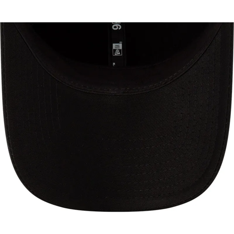 svart-bojd-justerbar-keps-9forty-matte-metal-fran-red-bull-racing-formula-1-av-new-era