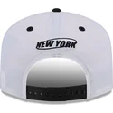 new-york-yankees-mlb-vit-och-svart-snapback-golfer-keps-med-bojd-skarm-och-chrome-logotyp-fran-new-era