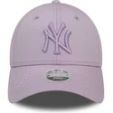 justerbar-lila-bojd-keps-med-lila-logotyp-for-dam-9forty-league-essential-new-york-yankees-mlb-fran-new-era