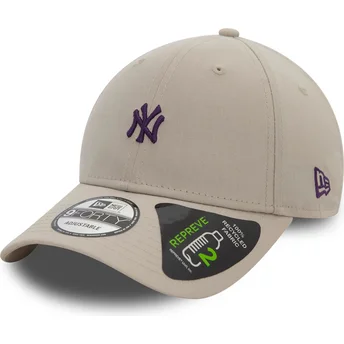 Beige justerbar kurvad keps med lila logo 9FORTY REPREVE Mini Logo från New York Yankees MLB av New Era