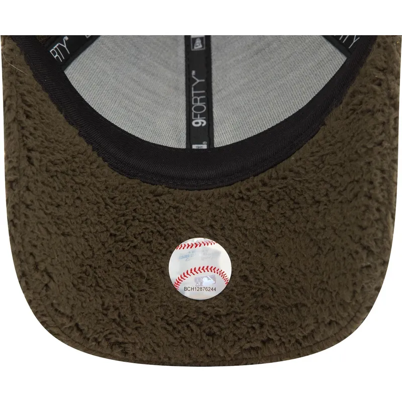 gron-justerbar-kurvad-keps-9forty-borg-new-york-yankees-mlb-fran-new-era