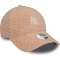 rosa-justerbar-bojd-keps-for-kvinnor-9forty-new-york-yankees-mlb-borg-fran-new-era