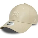 beige-justerbar-kurvad-keps-for-kvinnor-med-beige-logotyp-9forty-midi-pu-av-new-york-yankees-mlb-fran-new-era