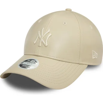 Justerbar beige kurvad keps för kvinnor med beige logo 9FORTY Midi PU från New York Yankees MLB av New Era