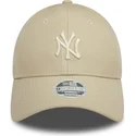 beige-justerbar-kurvad-keps-for-kvinnor-med-beige-logotyp-9forty-midi-pu-av-new-york-yankees-mlb-fran-new-era