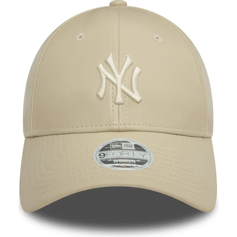 beige-justerbar-kurvad-keps-for-kvinnor-med-beige-logotyp-9forty-midi-pu-av-new-york-yankees-mlb-fran-new-era