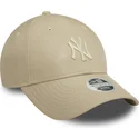 beige-justerbar-kurvad-keps-for-kvinnor-med-beige-logotyp-9forty-midi-pu-av-new-york-yankees-mlb-fran-new-era