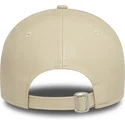 beige-justerbar-kurvad-keps-for-kvinnor-med-beige-logotyp-9forty-midi-pu-av-new-york-yankees-mlb-fran-new-era