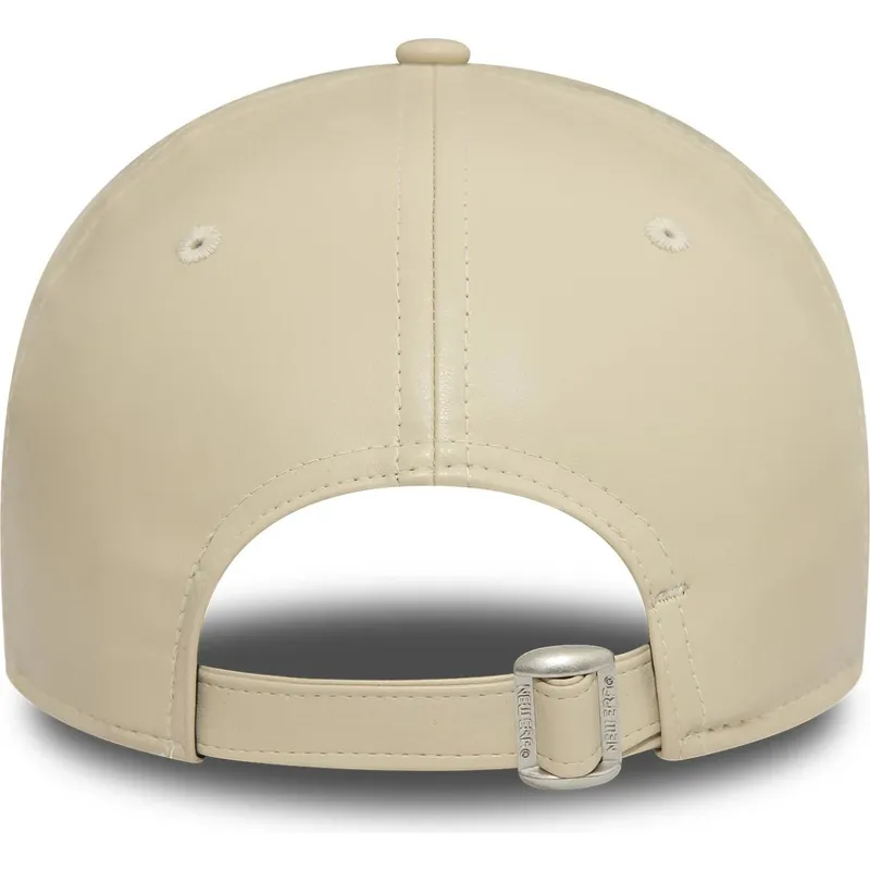 beige-justerbar-kurvad-keps-for-kvinnor-med-beige-logotyp-9forty-midi-pu-av-new-york-yankees-mlb-fran-new-era