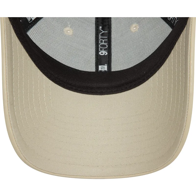beige-justerbar-kurvad-keps-for-kvinnor-med-beige-logotyp-9forty-midi-pu-av-new-york-yankees-mlb-fran-new-era