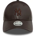 brun-justerbar-bojd-keps-for-kvinnor-med-brunt-9forty-midi-pu-logotyp-av-new-york-yankees-mlb-fran-new-era