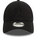 svart-justerbar-truckerkeps-med-svart-logotyp-9forty-home-field-fran-new-york-yankees-mlb-av-new-era