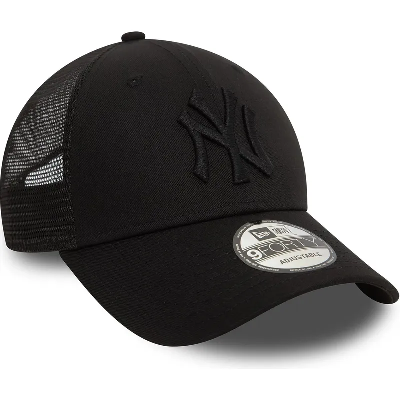 svart-justerbar-truckerkeps-med-svart-logotyp-9forty-home-field-fran-new-york-yankees-mlb-av-new-era