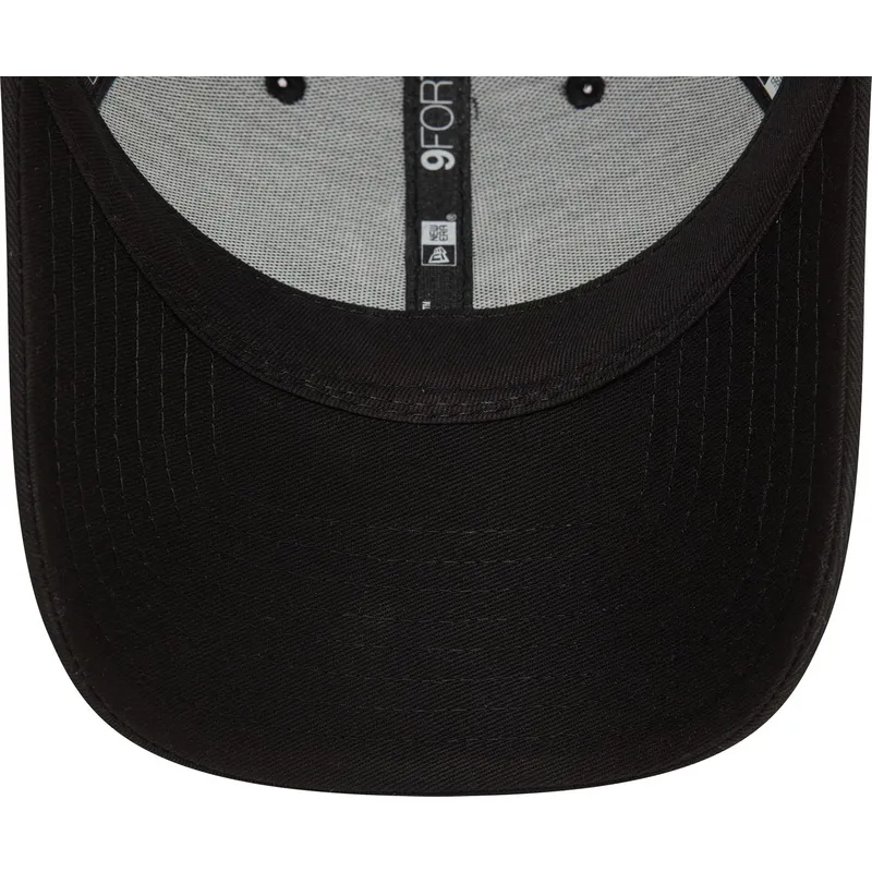 svart-justerbar-truckerkeps-med-svart-logotyp-9forty-home-field-fran-new-york-yankees-mlb-av-new-era