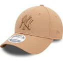 beige-justerbar-kurvkeps-for-kvinnor-med-beige-logotyp-9forty-league-essential-new-york-yankees-mlb-fran-new-era