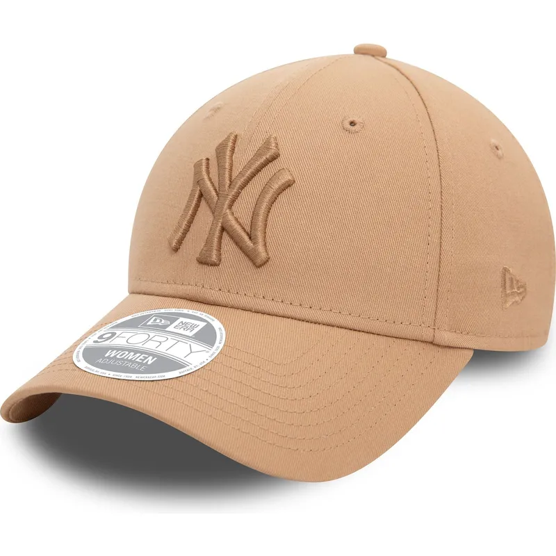 beige-justerbar-bojd-keps-for-kvinnor-med-beige-logotyp-9forty-league-essential-new-york-yankees-mlb-fran-new-era