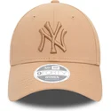 beige-justerbar-bojd-keps-for-kvinnor-med-beige-logotyp-9forty-league-essential-new-york-yankees-mlb-fran-new-era