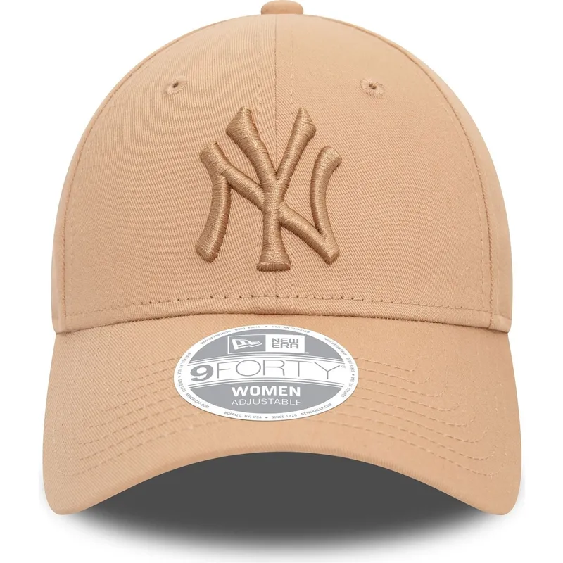 beige-justerbar-bojd-keps-for-kvinnor-med-beige-logotyp-9forty-league-essential-new-york-yankees-mlb-fran-new-era
