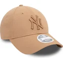 beige-justerbar-bojd-keps-for-kvinnor-med-beige-logotyp-9forty-league-essential-new-york-yankees-mlb-fran-new-era