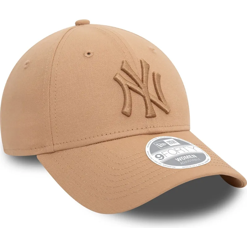 beige-justerbar-bojd-keps-for-kvinnor-med-beige-logotyp-9forty-league-essential-new-york-yankees-mlb-fran-new-era