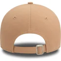 beige-justerbar-bojd-keps-for-kvinnor-med-beige-logotyp-9forty-league-essential-new-york-yankees-mlb-fran-new-era