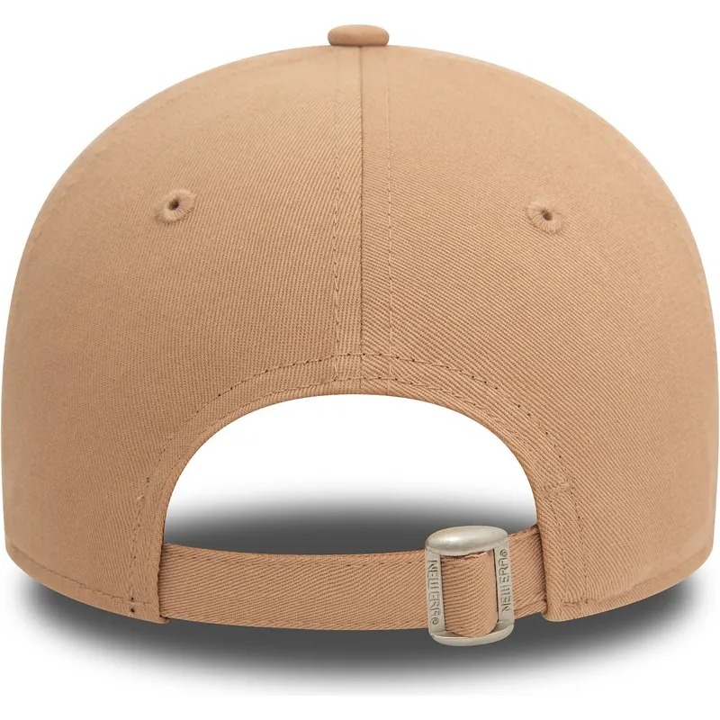 beige-justerbar-bojd-keps-for-kvinnor-med-beige-logotyp-9forty-league-essential-new-york-yankees-mlb-fran-new-era