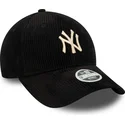 svart-justerbar-kurvad-keps-for-dam-med-beige-logotyp-9forty-cord-fran-new-york-yankees-mlb-av-new-era