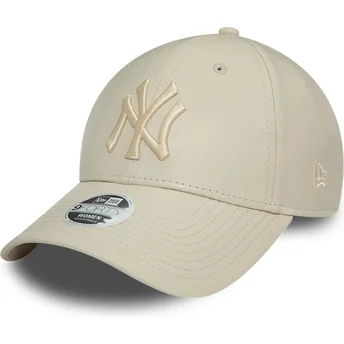 Justerbar beige 9FORTY PU-kvinna kurvad keps med beige logotyp av New York Yankees MLB från New Era