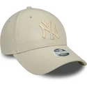 gorra-curva-beige-ajustable-para-mujer-con-logo-beige-9forty-pu-de-new-york-yankees-mlb-de-new-era