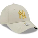 beige-justerbar-bojd-keps-for-kvinnor-med-guldlogo-9forty-metallic-logo-av-new-york-yankees-mlb-fran-new-era
