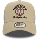 beige-truckerkeps-9forty-a-frame-cord-graphic-new-york-states-and-countries-fran-new-era