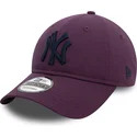 justerbar-lila-bojd-keps-med-marinbla-logotyp-9twenty-league-essential-new-york-yankees-mlb-fran-new-era