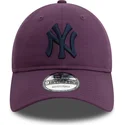 justerbar-lila-bojd-keps-med-marinbla-logotyp-9twenty-league-essential-new-york-yankees-mlb-fran-new-era