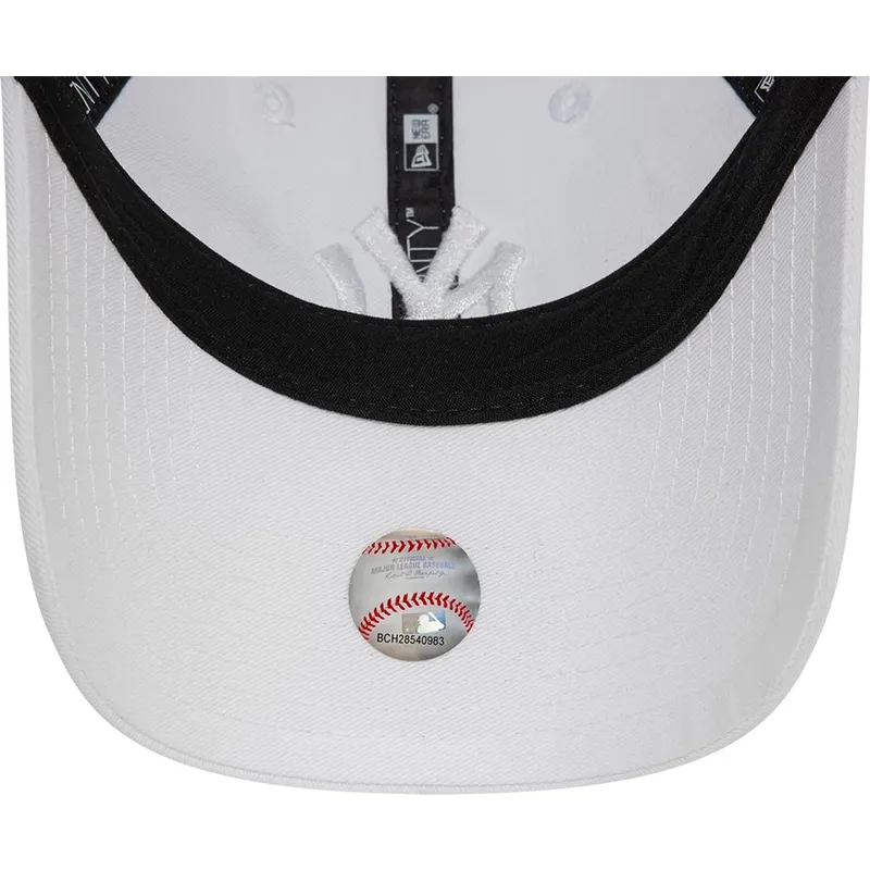 vit-justerbar-kurvad-keps-med-vit-logotyp-9twenty-league-essential-fran-new-york-yankees-mlb-av-new-era