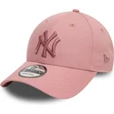 rosa-justerbar-keps-med-bojd-skarm-och-rosa-logotyp-9forty-league-essential-fran-new-york-yankees-mlb-av-new-era