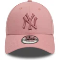 rosa-justerbar-keps-med-bojd-skarm-och-rosa-logotyp-9forty-league-essential-fran-new-york-yankees-mlb-av-new-era