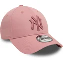 rosa-justerbar-keps-med-bojd-skarm-och-rosa-logotyp-9forty-league-essential-fran-new-york-yankees-mlb-av-new-era
