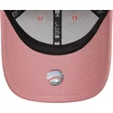 rosa-justerbar-keps-med-bojd-skarm-och-rosa-logotyp-9forty-league-essential-fran-new-york-yankees-mlb-av-new-era