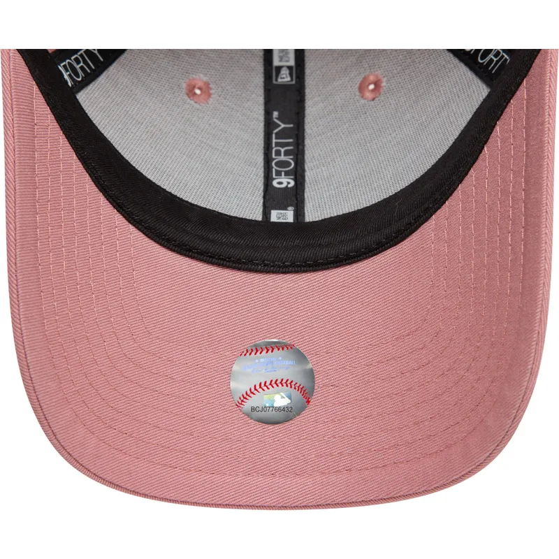 rosa-justerbar-keps-med-bojd-skarm-och-rosa-logotyp-9forty-league-essential-fran-new-york-yankees-mlb-av-new-era