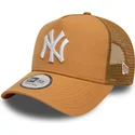 gorra-trucker-marron-claro-9forty-a-frame-league-essential-de-new-york-yankees-mlb-de-new-era