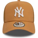 ljusbrun-truckerkeps-9forty-a-frame-league-essential-new-york-yankees-mlb-fran-new-era