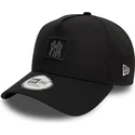svart-kurvad-snapback-keps-9forty-a-frame-metallic-patch-fran-new-york-yankees-mlb-av-new-era