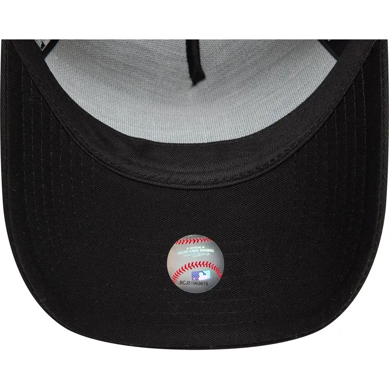 svart-kurvad-snapback-keps-9forty-a-frame-metallic-patch-fran-new-york-yankees-mlb-av-new-era