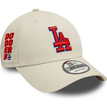 Beige justerbar kurvad keps med rött logo, 9FORTY Side Patch från Los Angeles Dodgers MLB av New Era