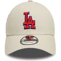 beige-justerbar-kurvad-keps-med-rod-logotyp-9forty-side-patch-fran-los-angeles-dodgers-mlb-av-new-era