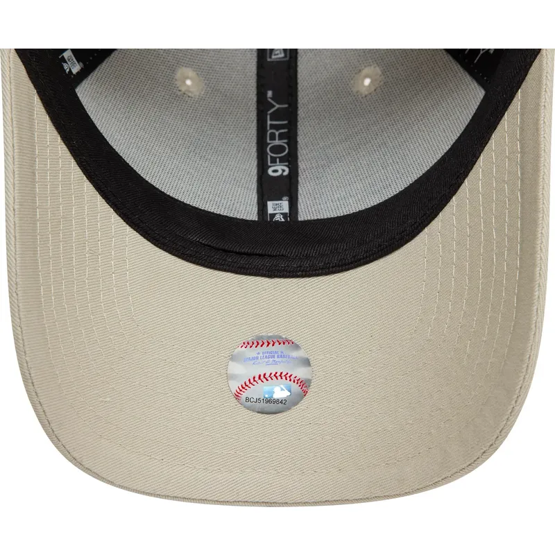 beige-justerbar-kurvad-keps-med-rod-logotyp-9forty-side-patch-fran-los-angeles-dodgers-mlb-av-new-era
