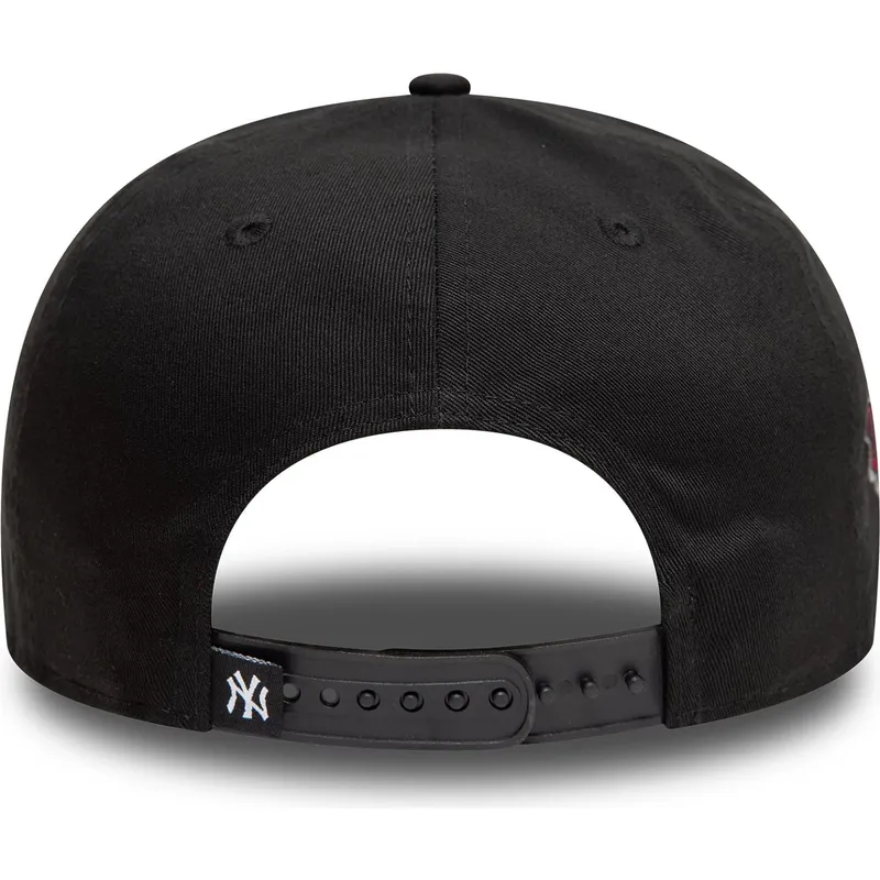 svart-platt-snapback-keps-med-gra-logotyp-9fifty-icon-fran-new-york-yankees-mlb-snake-av-new-era