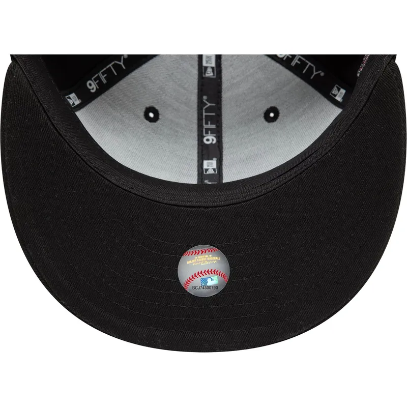 svart-platt-snapback-keps-med-gra-logotyp-9fifty-icon-fran-new-york-yankees-mlb-snake-av-new-era