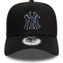 svart-bojd-snapback-keps-med-marinbla-logotyp-9forty-a-frame-world-series-patch-fran-new-york-yankees-mlb-av-new-era